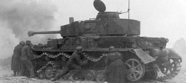 Экипаж танка PzIV AusfH пытается натянуть разорванную гусеницу Франция 1944 - фото 91