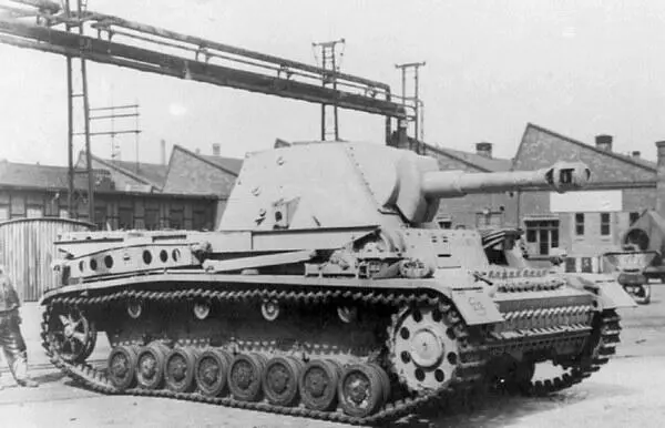 105мм самоходная гаубица Heuschrecke 10 во дворе завода фирмы Krupp Следует - фото 136