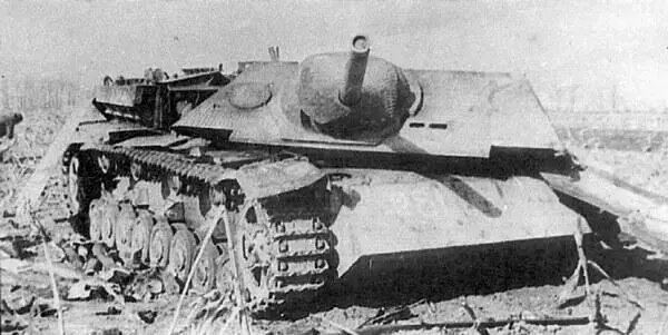 У этой машины внутренним взрывом сорвало боевую рубку Венгрия март 1945 года - фото 145