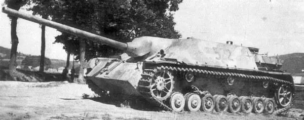 Panzer IV70 поздних выпусков о чем можно судить по двум передним - фото 149