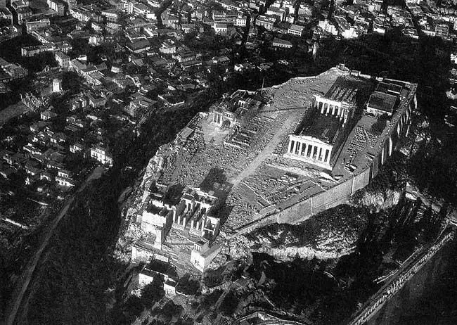 Рис 186 Современный вид Акрополя сверху Хорошо видно что оставленные - фото 196