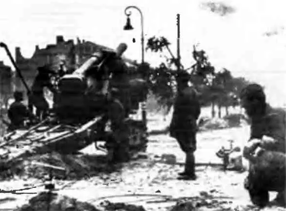 Тяжелая артиллерия в одном из уличных боев Берлин Советский танк КВ1 - фото 108