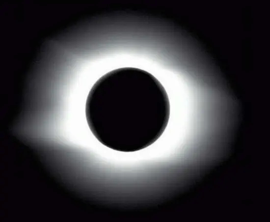 Во время полного солнечного затмения хорошо видна солнечная корона Постепенно - фото 6