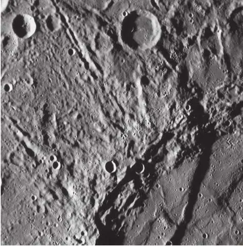 Снимок участка поверхности Меркурия полученный АМС Мессенджер 14 января 2008 - фото 13