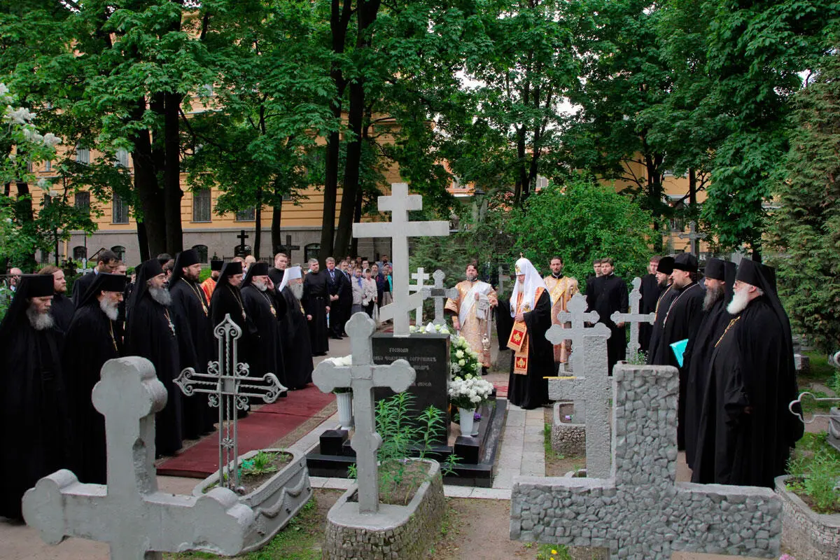 Патриарх Кирилл и иерархи РПЦ у могилы митрополита Никодима на погосте - фото 34
