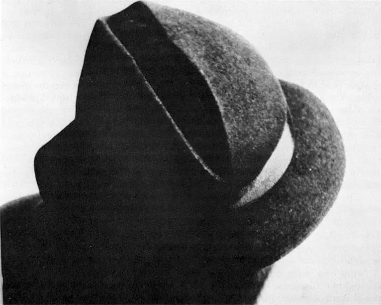 Мэн Рэй Шляпа Илл из журнала Минотавр 1933 И в последней главе - фото 100