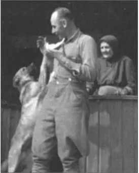 Знаменка осенью 1943 года Хауптфельдфебель Хаазе кормит собаку Офицеры - фото 267