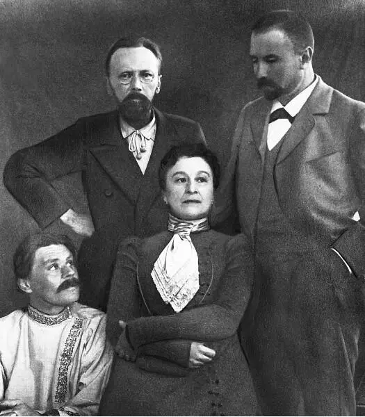 Слева направо А М Горький Л В Средин М Н Ермолова и А Н Алексин - фото 48