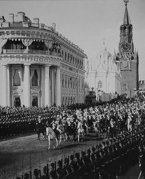 От королевы Виктории Алиса ГессенДармштадтская унаследовала ген гемофилии что - фото 52