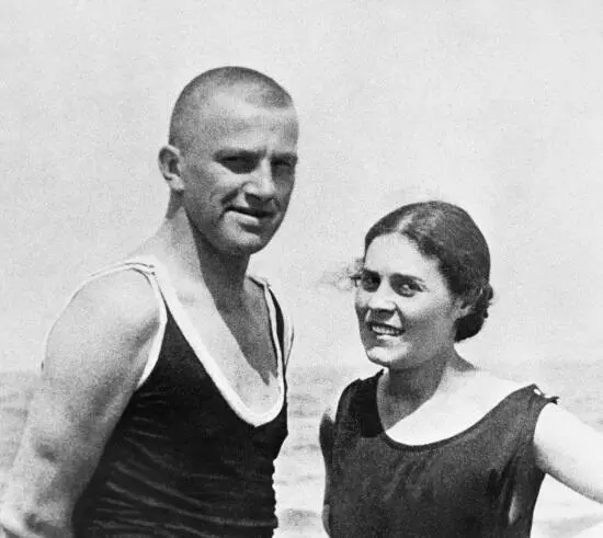 Лиля Брик и Маяковский на курорте в Германии 1922 Лиля сознательно не хотела - фото 88