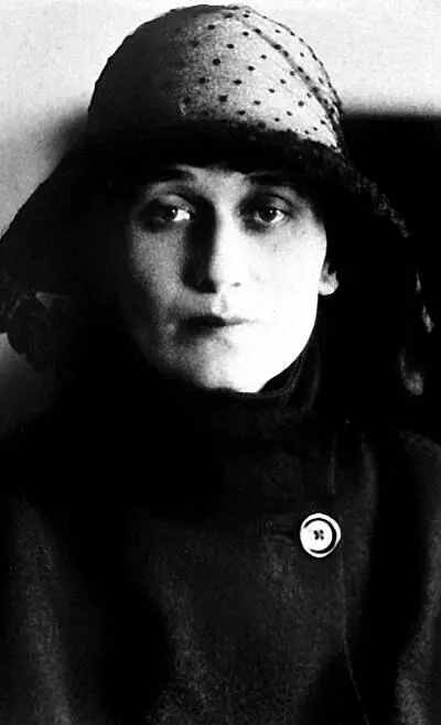 Популярной поэтессе рукоплескали СанктПетербург и Париж 1924 В этом же году - фото 105