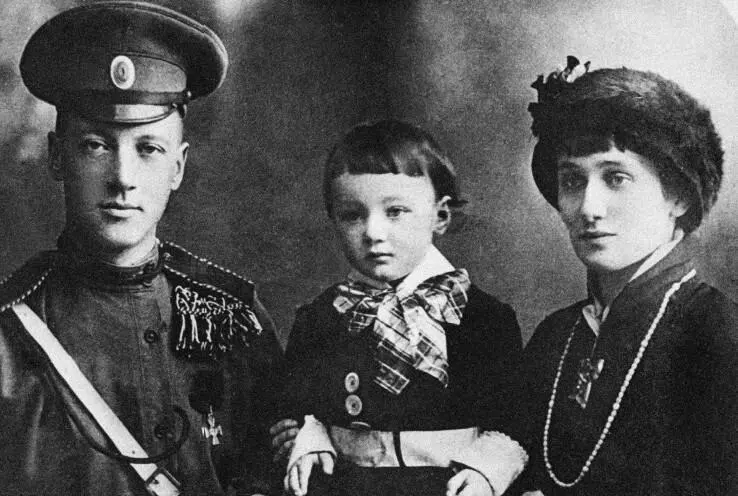 Николай Гумилев и Анна Ахматова с сыном 1915 Страшная новая жизнь Как - фото 106