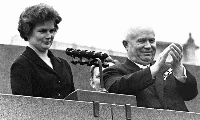 По возвращении Валентину ждала грандиозная встреча Терешкова и Хрущев 1963 - фото 136