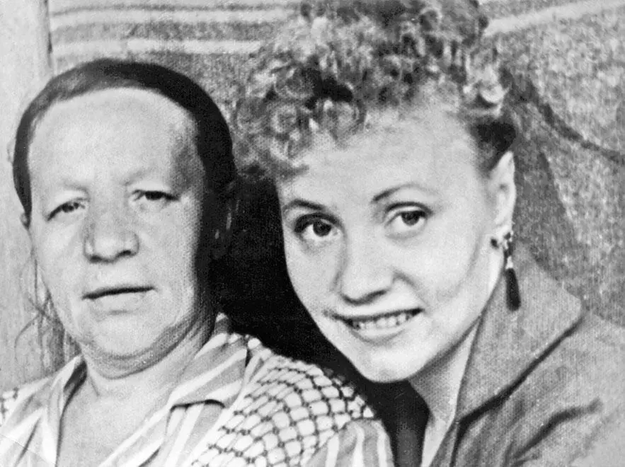 Легендарная бабушка Анастасия Ивановна и мама Людмила Голуб На ёлке в детском - фото 3