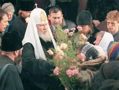 Встреча Святейшего Патриарха Алексия II у храма накануне праздника иконы Божией - фото 175