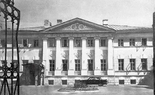 Фасад главного дома усадьбы Долговых на Большой Ордынке Духосошественская - фото 184