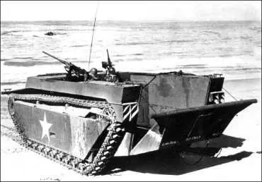Плавающий транспортер LVT4 с частично откинутой кормовой аппарелью - фото 95