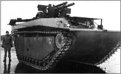 Загрузка 105мм гаубицы М101 М2А1 в собранном виде на транспортер LVT4 с - фото 98