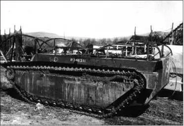 Плавающий транспортер LVT4 с приспособлением для укладки гибкого дорожного - фото 103