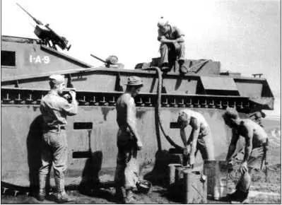 Плавающий транспортер LVT1 используется в качестве топливозаправщика в ходе - фото 135