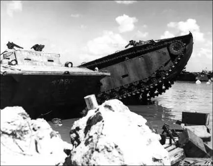 Плавающие транспортеры LVT4 поврежденные при высадке на о Гуам Обратим - фото 159