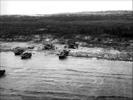 Плавающие транспортеры LVT4 и LVT2 в ходе высадки на о Тиниан 21 июля - фото 162