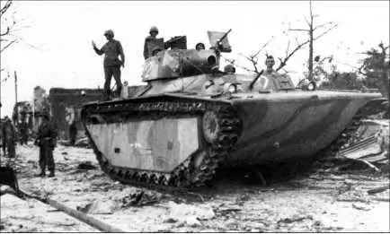 Плавающий танк LVTA4 на о Тиниан Июль 1944 г Обратим внимание на лобовой - фото 164