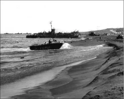 Высадка на берег Иводзимы плавающего транспортера LVT2 25 марта 1945 г На - фото 175