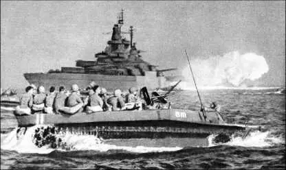 Плавающий транспортер LVT4 несет десант морской пехоты к о Окинава Апрель - фото 182