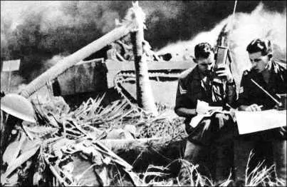 Австралийские связисты в ходе боя за Баликпапан о Борнео июль 1945 г На - фото 196