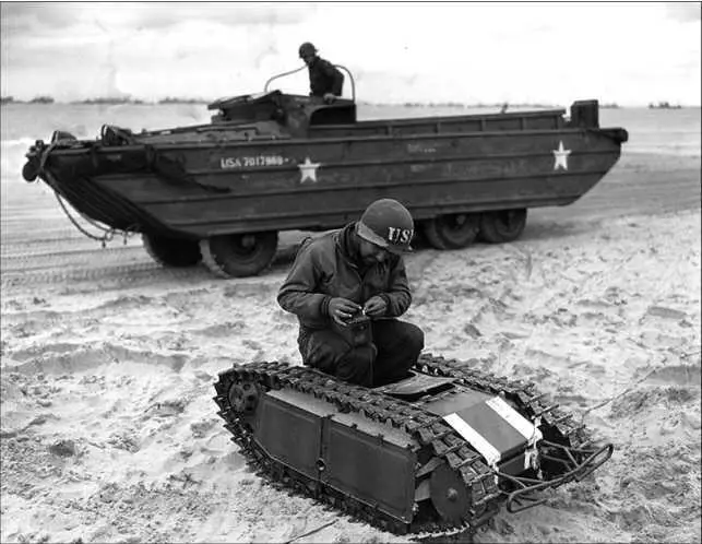 На американском участке высадки Юта В отличие от транспортеров LVT - фото 197