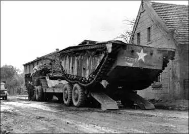 Плавающий транспортер LVT2 сгружается с транспортера М26 Дрэгон Вэгон у г - фото 198
