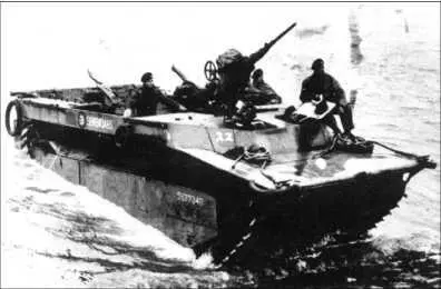 Плавающий транспортер LVT4 Буффало4 британской армии вооруженный 20мм - фото 201