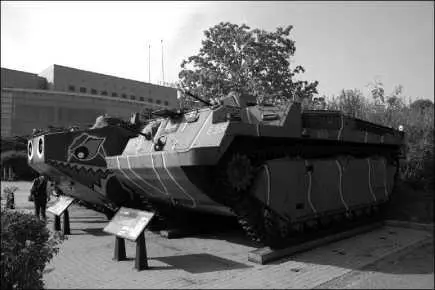 Плавающий бронетранспортер LVT3C вместе со своим потомком LVTP7 на - фото 224
