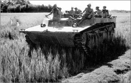 Плавающий транспортер LVT4 французской армии на рисовом поле во Вьетнаме - фото 233
