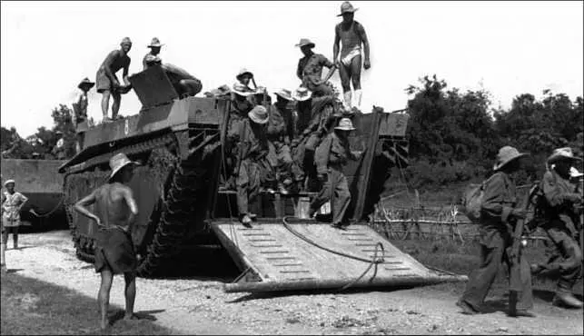 Плавающий транспортер LVT4 высаживает солдат 8й армии Вьетнам Видно - фото 234