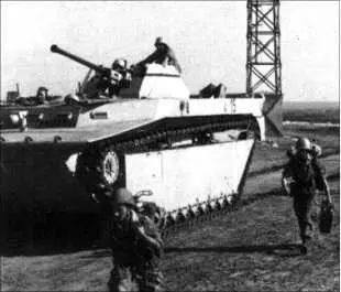 Французский бронированный транспортер LVT4 с 40мм пушкой Бофорс в районе - фото 239