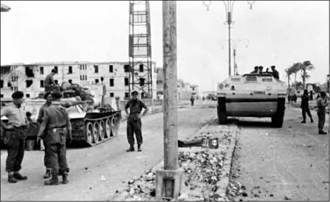 Плавающий транспортер британских войск в ПортСаиде Ноябрь 1956 г ОЦЕНКА - фото 240