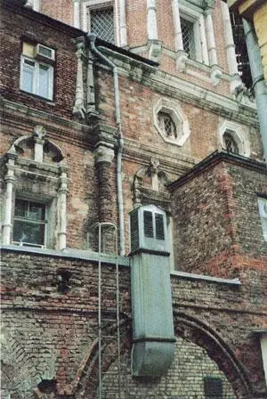 Часть южного фасада с поздними пристройками и закладками арок гульбища - фото 72