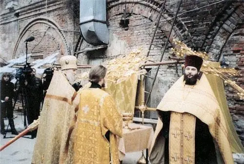 Освящение крестов перед установкой проводит Заведующий канцелярией Патриархии - фото 79