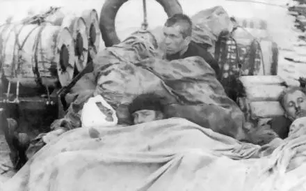 Моряки с потопленного советского торгового суда на борту немецкого торпедного - фото 16