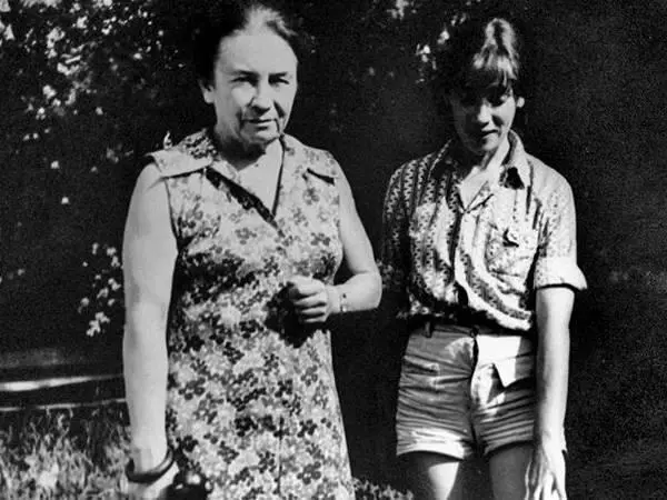 Н И Столярова и Вера Лашкова Начало 1970х Из архива Веры Лашковой Меня - фото 46