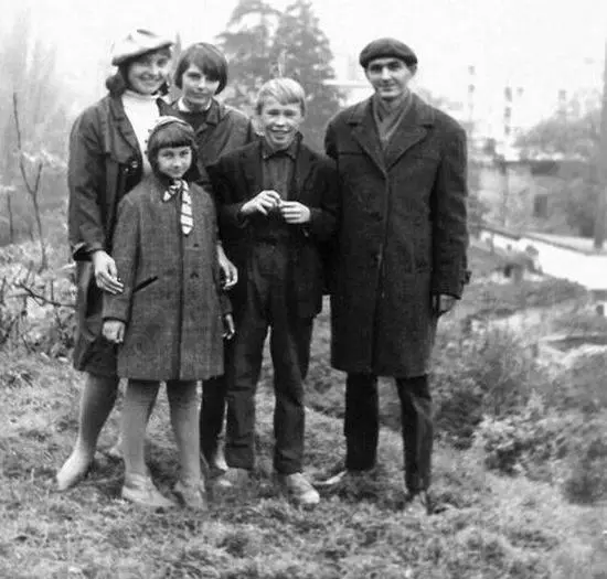 Слева направо первая жена Сергея Ходоровича Людмила их дочь Марина - фото 104