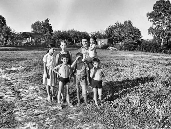 Семья Бориса Михайлова на даче в Лигачеве 1983 Из архива Веры Лашковой - фото 113