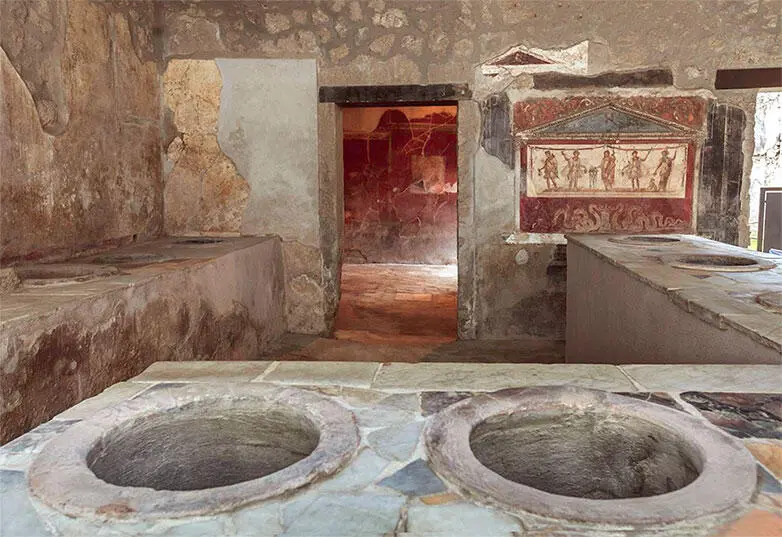 Термополий Ветуция Плацида в Помпеях На дальней стене ларарий На первом - фото 18