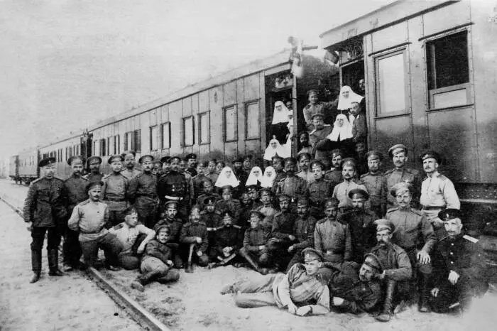 Персонал и команда полевого Царскосельского военносанитарного поезда На - фото 71