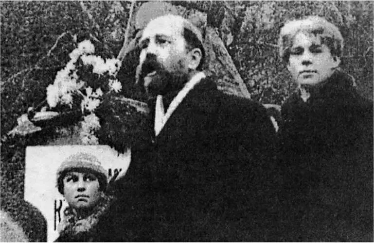 Л Каменев и С Есенин на открытии памятника А И Кольцову Кадр кинохроники - фото 103