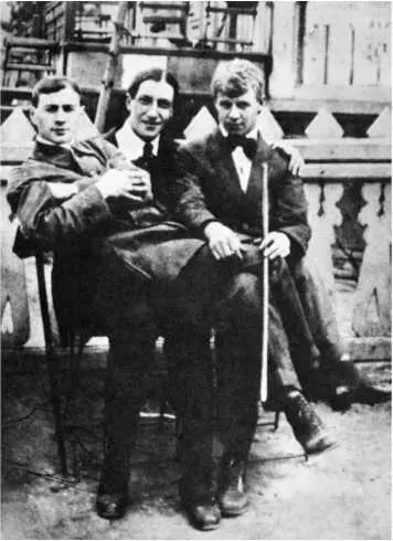 Александр Кусиков Анатолий Мариенгоф и Сергей Есенин 1919 Друзьяпоэты при - фото 111