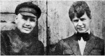 Григорий Колобов и Сергей Есенин 1920 Широк был Есенин слишком даже широк - фото 125