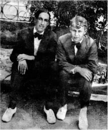 Анатолий Мариенгоф и Сергей Есенин РостовнаДону Июль 1920 8 Тем не менее - фото 126